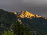 Sonnwendwand in intensiv goldenem Abendlicht